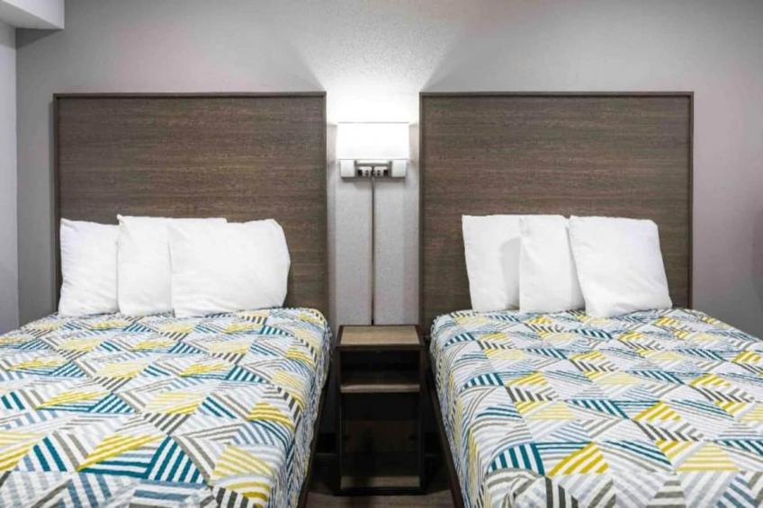 2 Queen Beds  Suite Non-Smoking Kitchen - foto 16