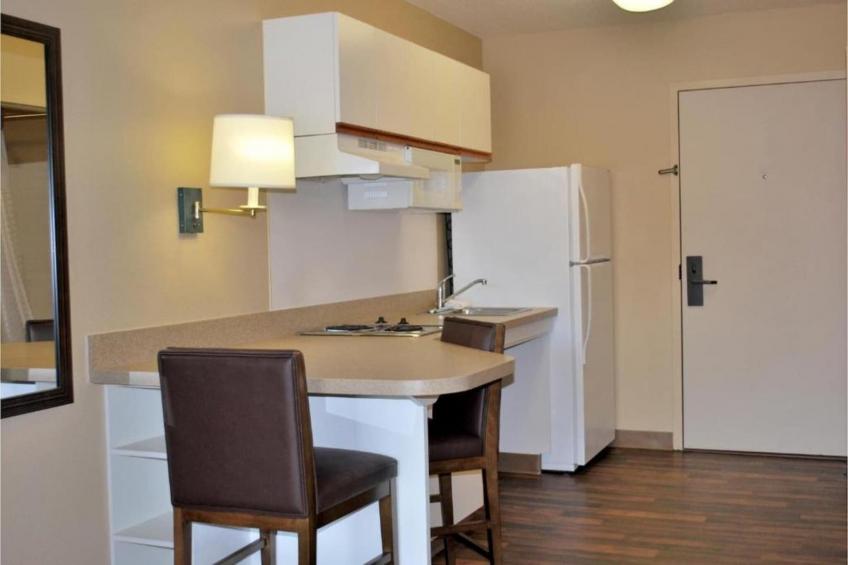 1 Queen Bed  ADA\/RI Shower\/Non-Smoking\/Kitchen - foto 27