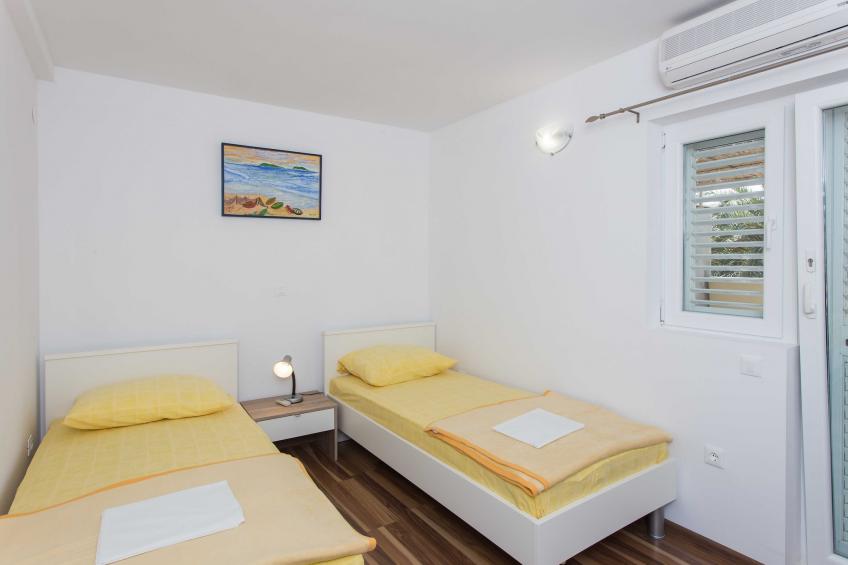 Apartments Djurkovic - Two-Bedroom Apartment with Shared Terrace and Sea View - foto 11