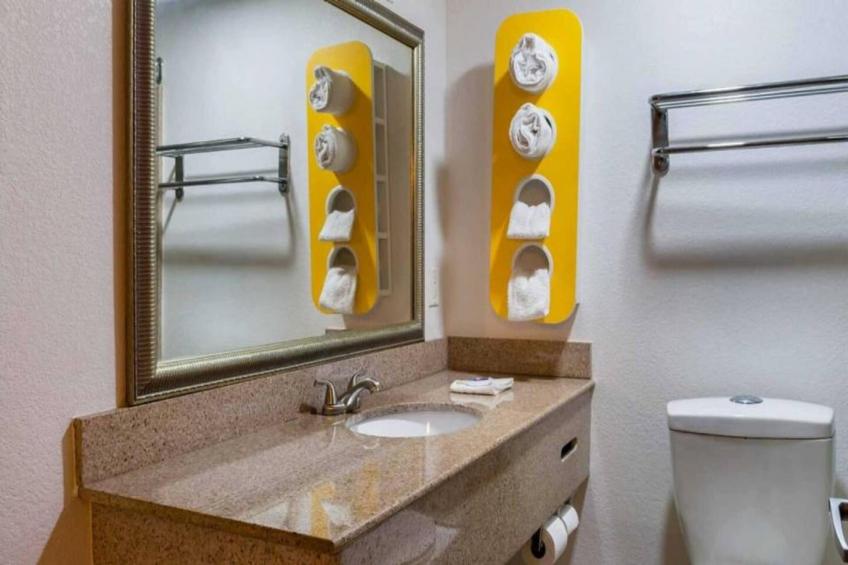 1 King Bed  Mobility Accessible RI Shower Nsmk - foto 15