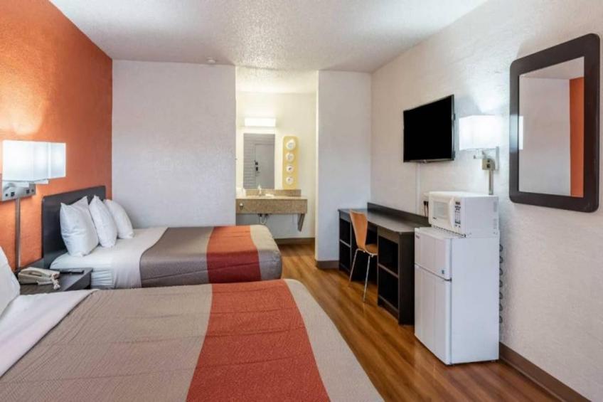 2 Queen Beds  Non-Smoking Micfridge - foto 15