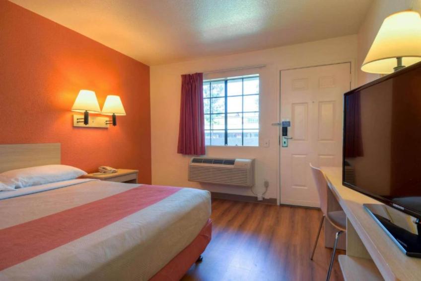 1 Queen Bed  Mini Fridge - foto 17