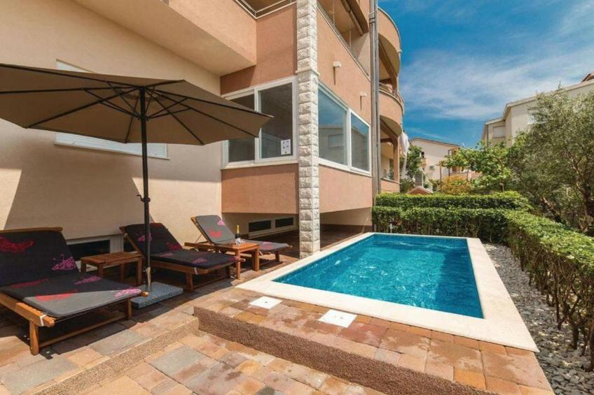 Charming Villa with Outdoor Pool, BBQ, and Sun Deck in Tranquil Kaštela Area - Five bedroom Villa - foto 30