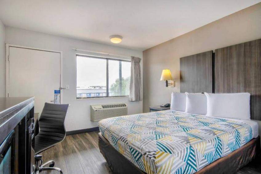 1 Queen Bed  Non-Smoking Micfridge - foto 5