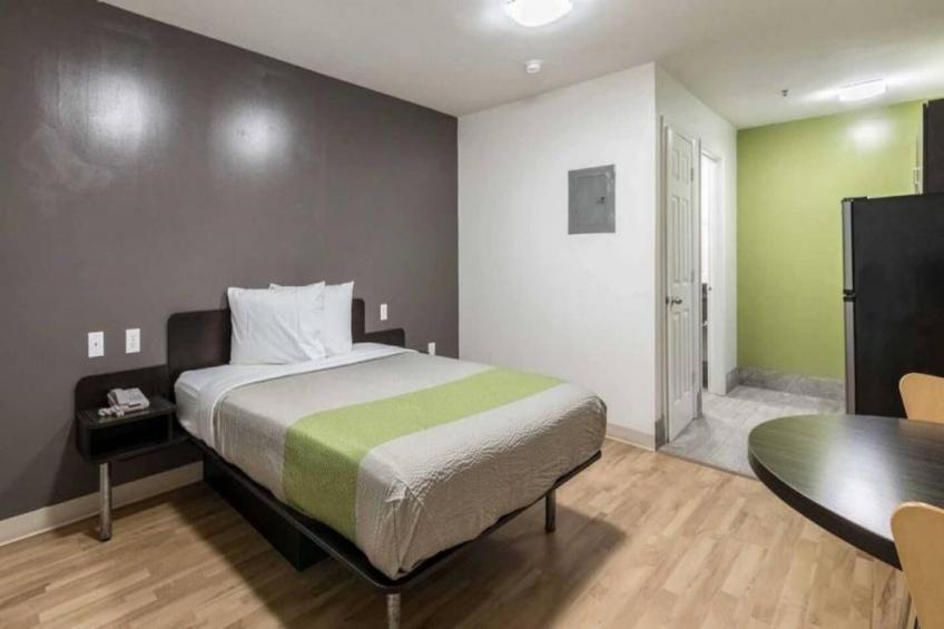 1 KING BED  MOBILITY ACCESSIBLE KITCHEN NON-SMOKING - foto 9