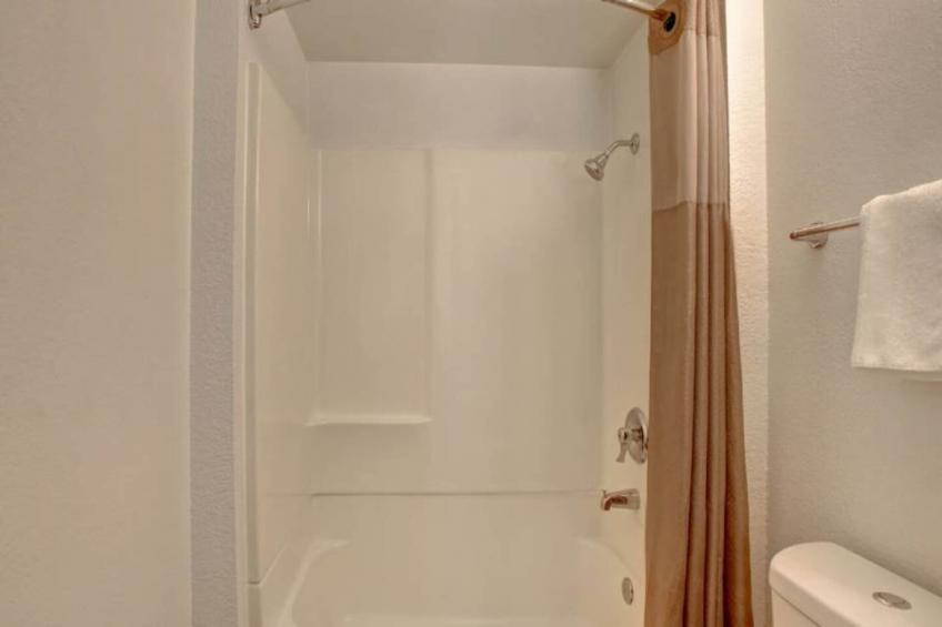 1 Queen Bed  ADA/Tub - foto 11