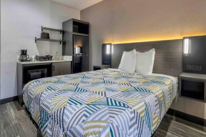 1 Queen Bed  Non-Smoking Kitchen - foto 9