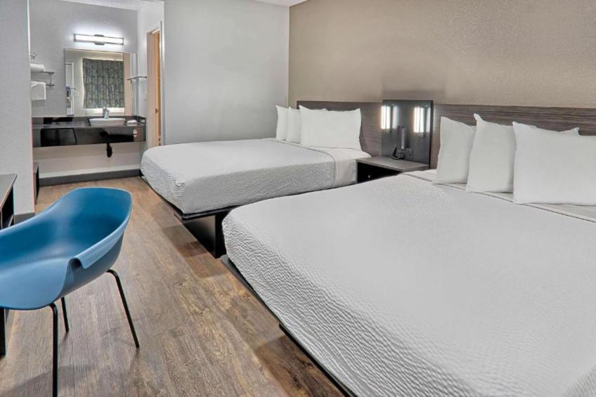 2 Full Beds  ADA/RI Shower/Micfridge - foto 13
