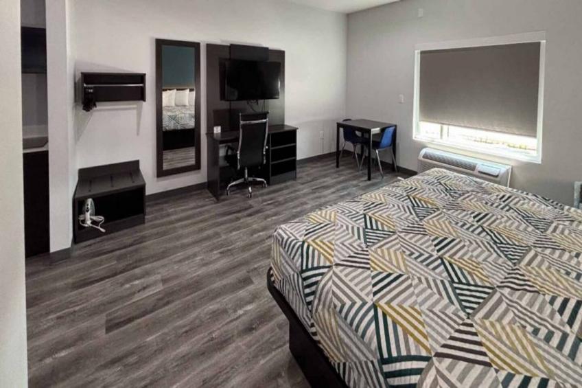 1 King Bed  Non-Smoking Kitchen - foto 13