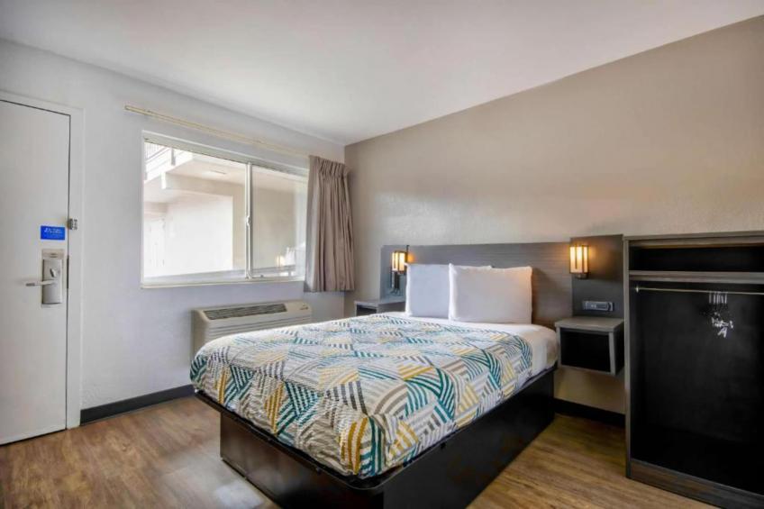 1 King Bed  Non-Smoking - foto 23