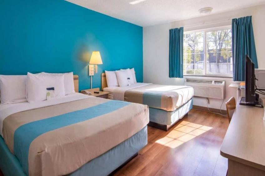 2 QUEEN BEDS  MOBILITY ACCESSIBLE NON-SMOKING
