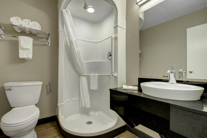 1 Queen Bed  Non-Smoking Micfridge - foto 13