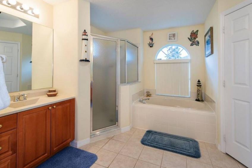 Sonniger Privatpool mit freistehendem Whirlpool und Filmraum - foto 17