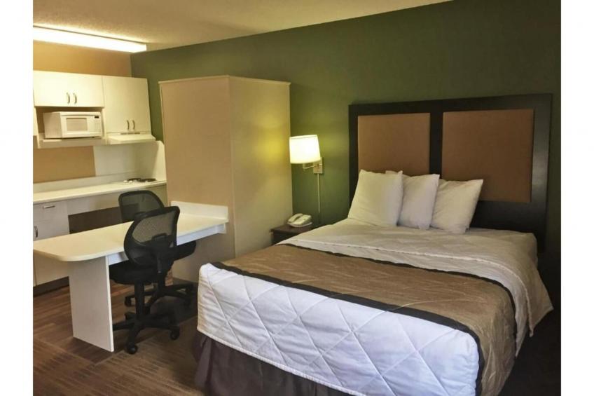 1 Queen Bed  Non-Smoking Kitchen - foto 21