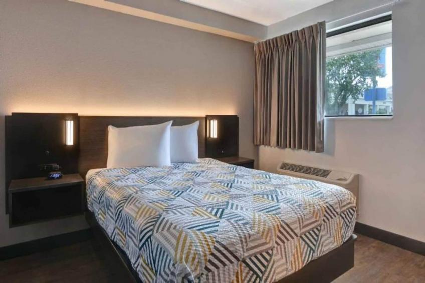 1 Queen Bed  Mobil Access Tub Nsmk Kitchen - foto 13