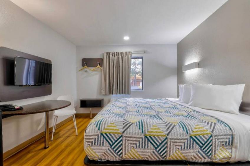 1 Queen Bed  Smoking Kitchen - foto 14