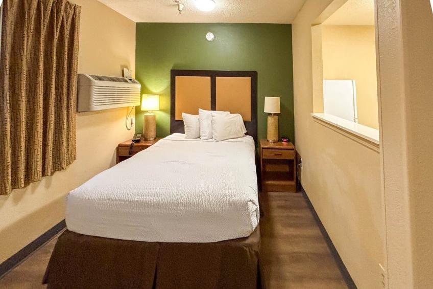 1 Queen Bed | Non-Smoking, Micfridge - foto 33