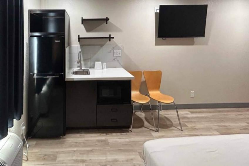 1 Queen Bed  Non-Smoking Kitchen - foto 7
