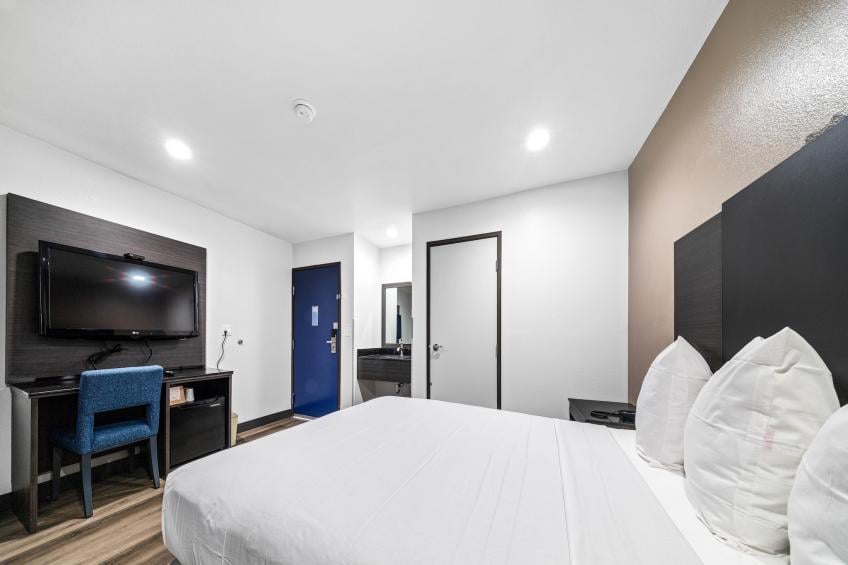 1 King Bed  Non-Smoking Micfridge