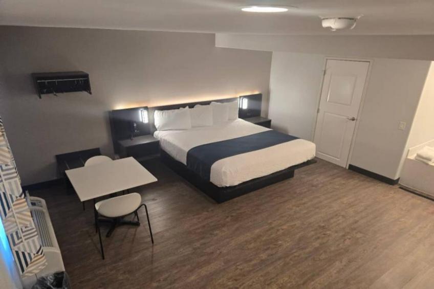 1 King Bed  Non-Smoking Mini Fridge - foto 26
