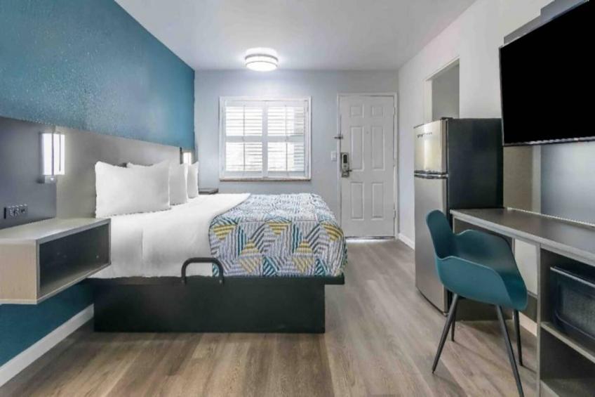 1 King Bed  Non-Smoking Kitchen - foto 3