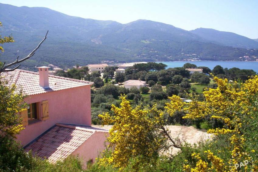 Haus in der Nähe von Meer und Bergen, atemberaubende Aussicht.