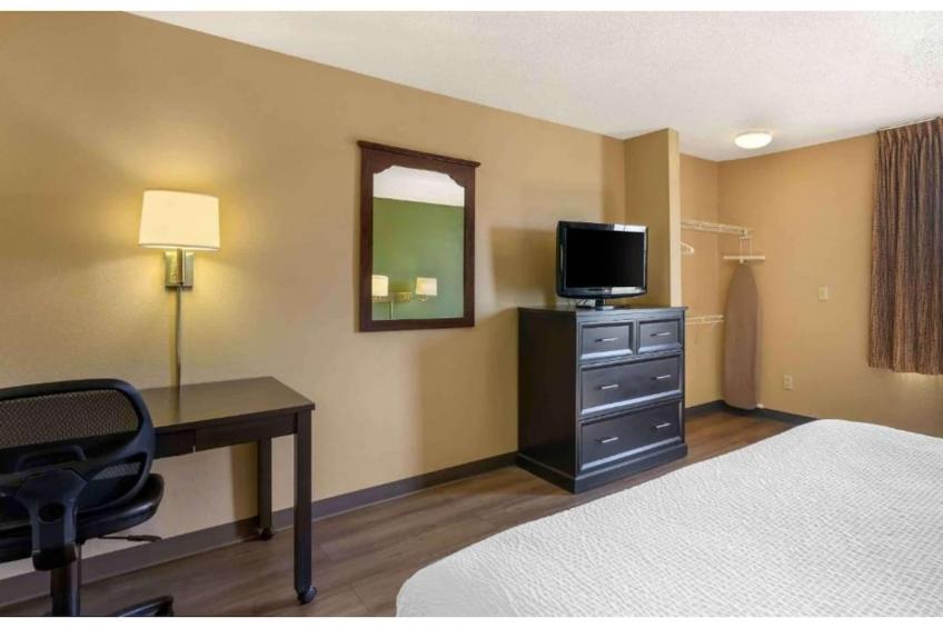 1 King Bed | Non-Smoking, Kitchen, Shower - foto 17