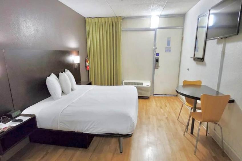 1 King Bed  Non-Smoking Kitchen - foto 12