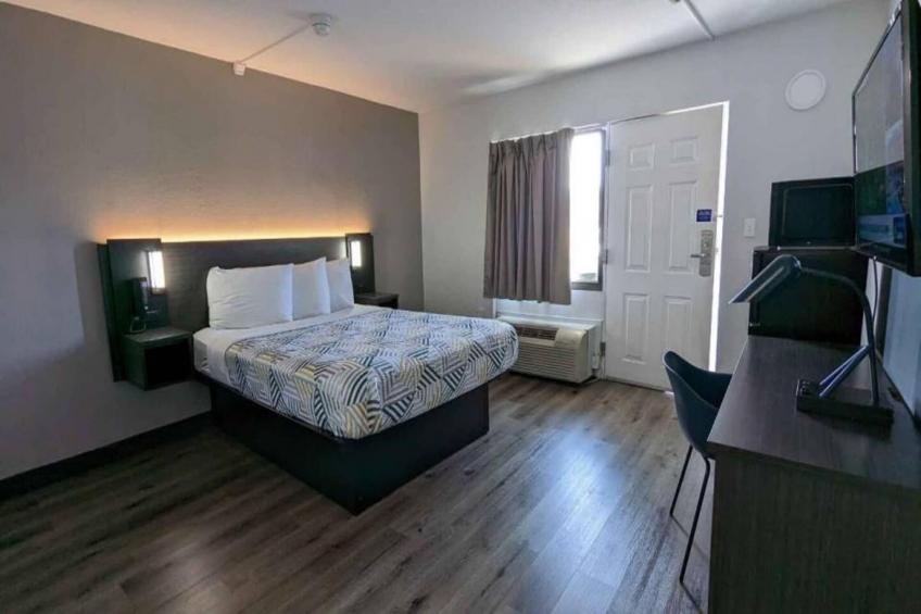 1 Queen Bed