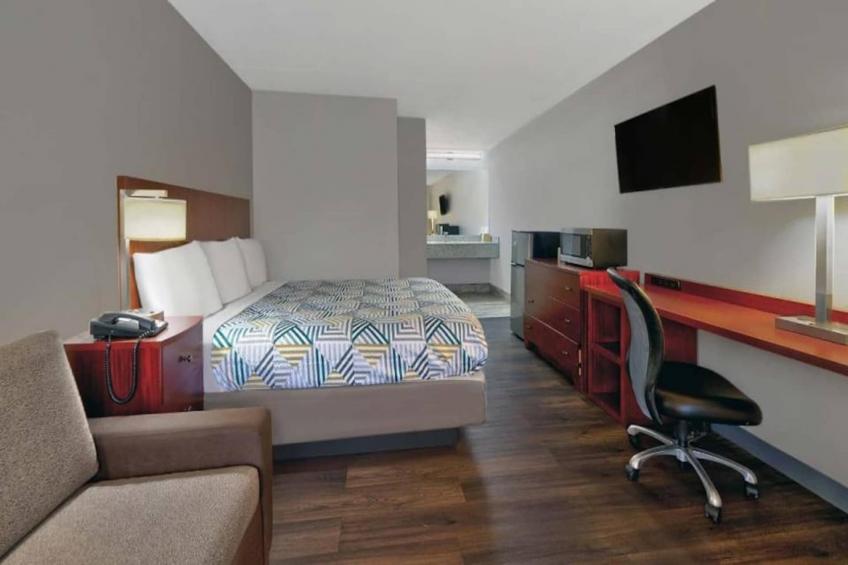 1 King Bed  Non-Smoking Micfridge Sofa-Bed - foto 12