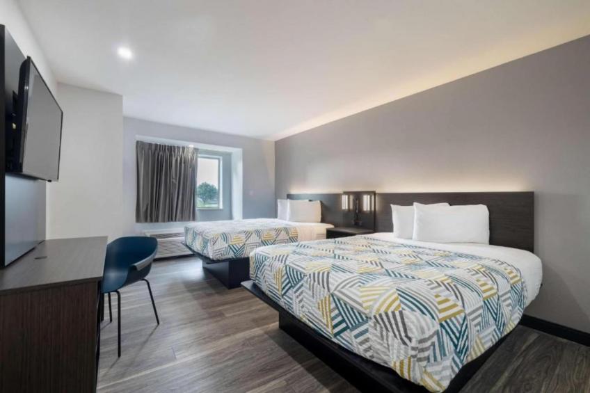 2 Queen Beds  Nsmk Micfridge