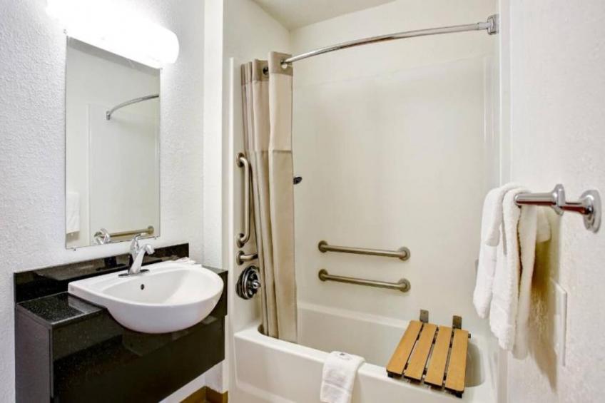 1 Queen Bed  ADA/RI Shower - foto 13