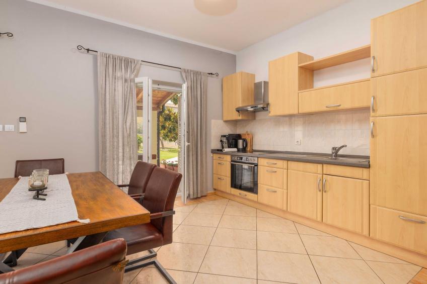 Wonderful Krk Island Stay: Shared Pool, Grill Patio, and Nearby Beaches - Two Bedroom Apartment - foto 3