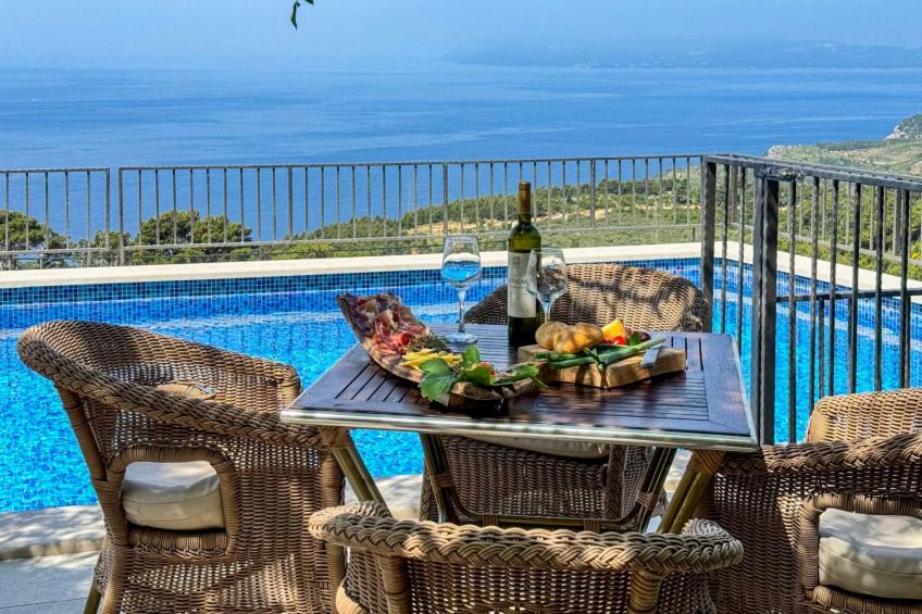 Charmantes Steinhaus mit Pool und Meerblick