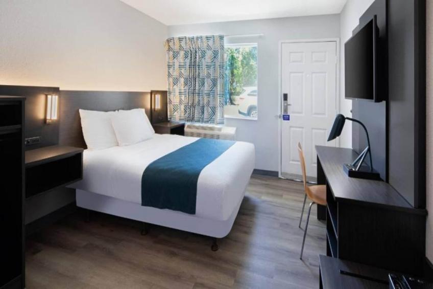 1 Queen Bed  ADA/Tub/Micfridge Non-smoking - foto 4