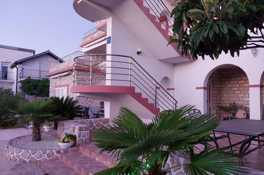 Wohnung in Pirovac mit Terrasse, Garten und Grill