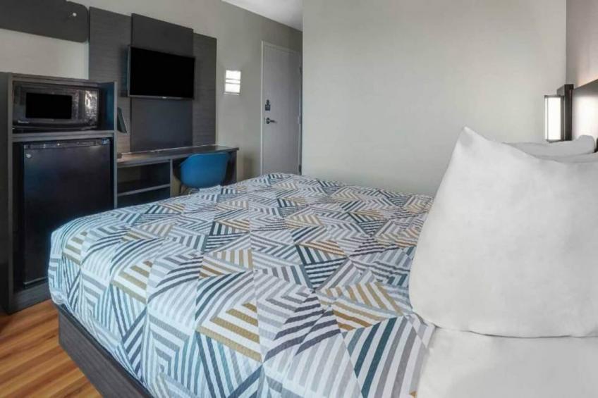 1 Queen Bed  Micfridge Non-smoking - foto 4
