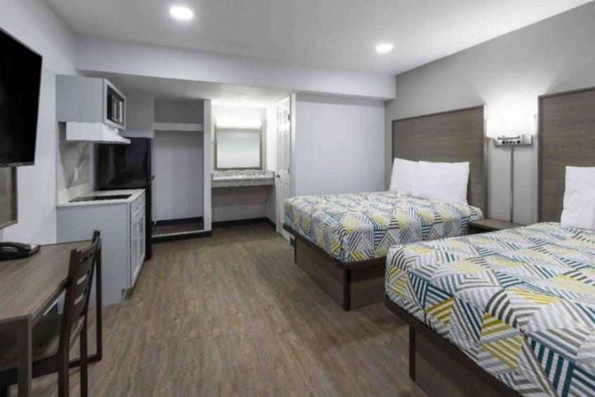 2 Queen Beds  Suite Smoking Kitchen - foto 10