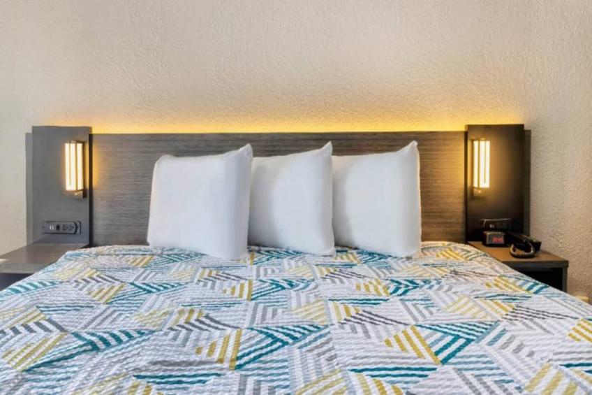1 Queen Bed  Non-Smoking Kitchen - foto 10