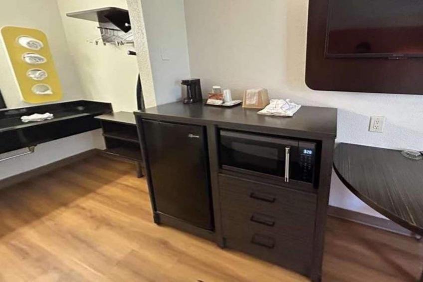 1 Queen Bed  Suite Smoking Micfridge - foto 7