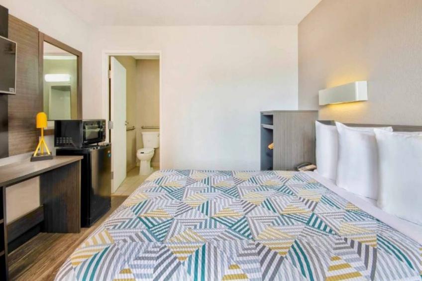 1 Queen Bed  Non-Smoking Micfridge - foto 15
