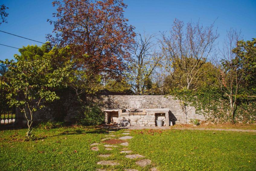 Freistehendes Ferienhaus in Karlovići mit Garten, gemeinsamem Pool und Grill - foto 9