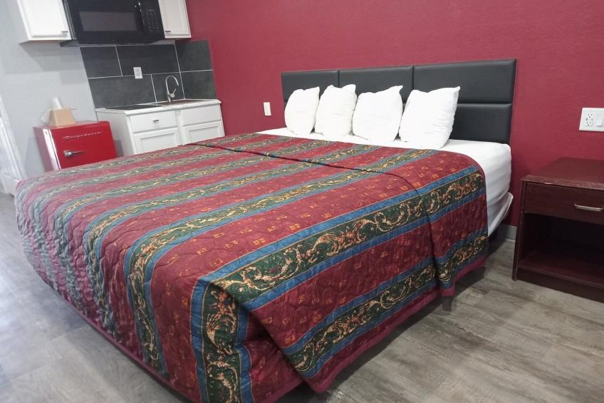 King Bed with Kitchenette Non-Smoking
