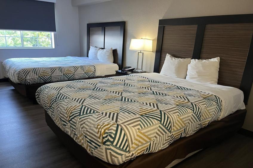 2 Queen Beds | Non-Smoking, Micfridge - foto 6