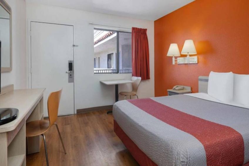 1 Queen Bed  ADA/RI Shower - foto 4