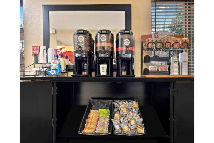 1 King Bed | Non-Smoking, Kitchen, Shower - foto 39