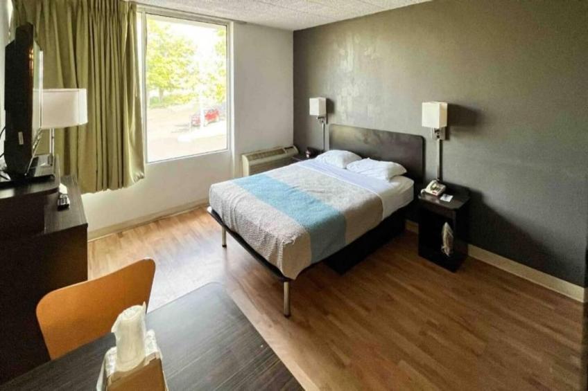 1 King Bed  Smoking Kitchen - foto 6