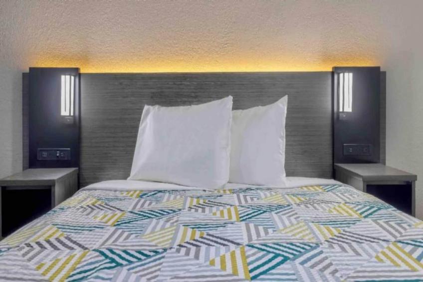 1 King Bed  Non-Smoking Micfridge - foto 10