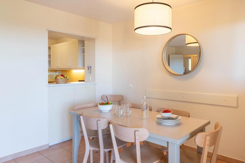 Pierre & Vacances Village Pont Royal en Provence Apartment 8 people - 2 bedrooms + 1 sleeping alcove - Balcony - Air-conditioned - Renovated - foto 2