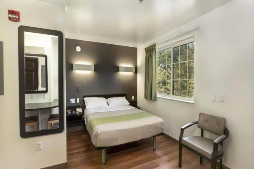 1 QUEEN BED  MOBILITY ACCESSIBLE TUB NON-SMOKING